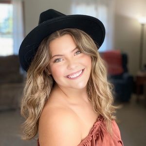 Meet your Posher, Abigail